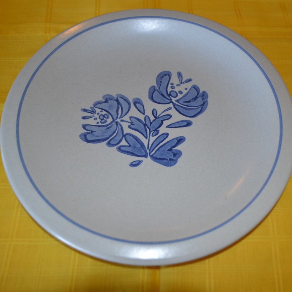 Yorktowne (USA) by PFALTZGRAFF Dinner Plate